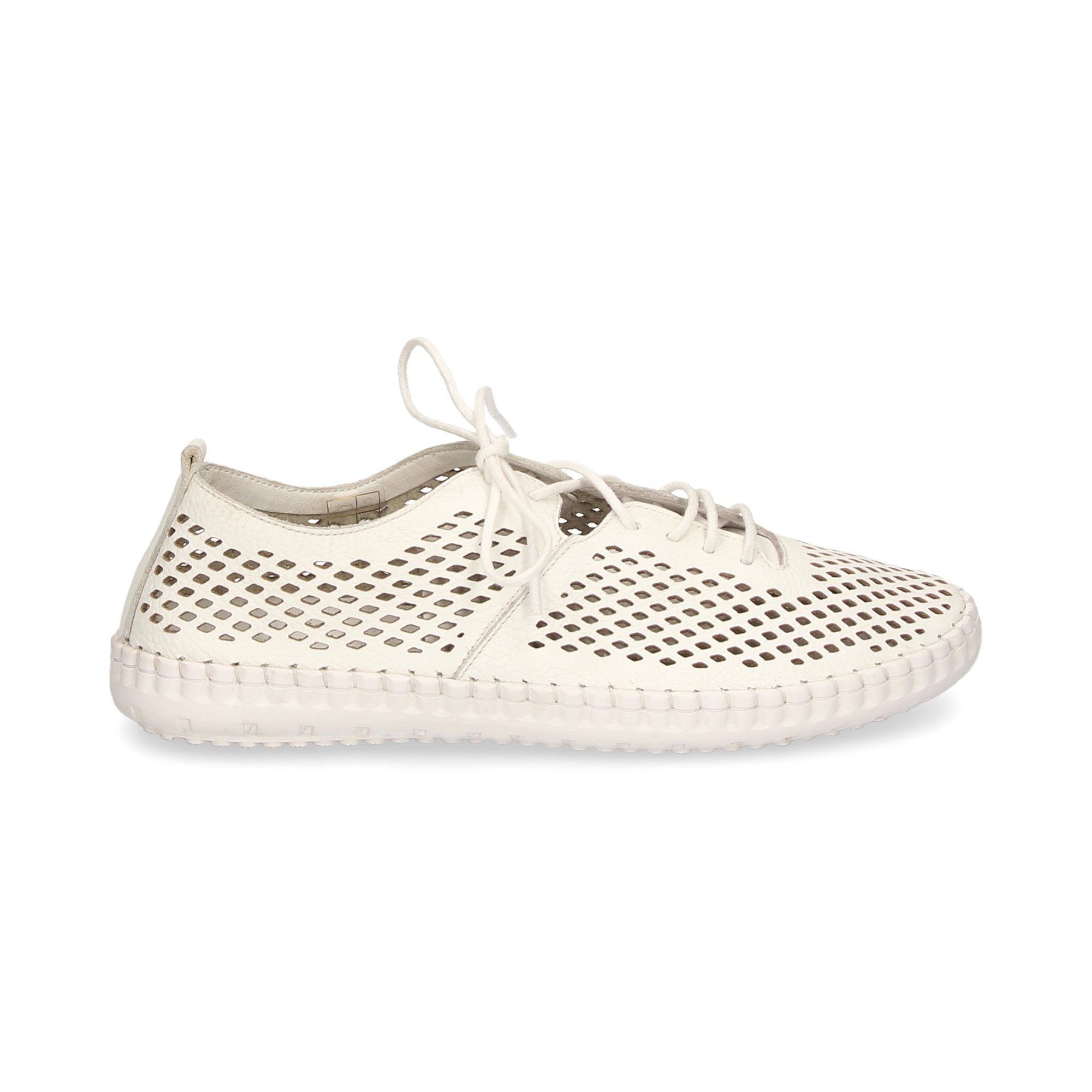 sporty-perforated-weisse-haut