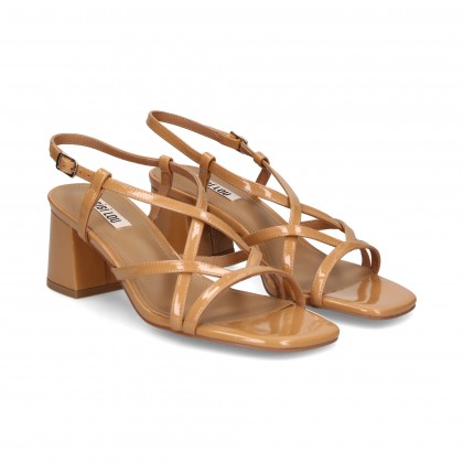 SANDALIA TIRAS CRUZADAS CHAROL CAMEL