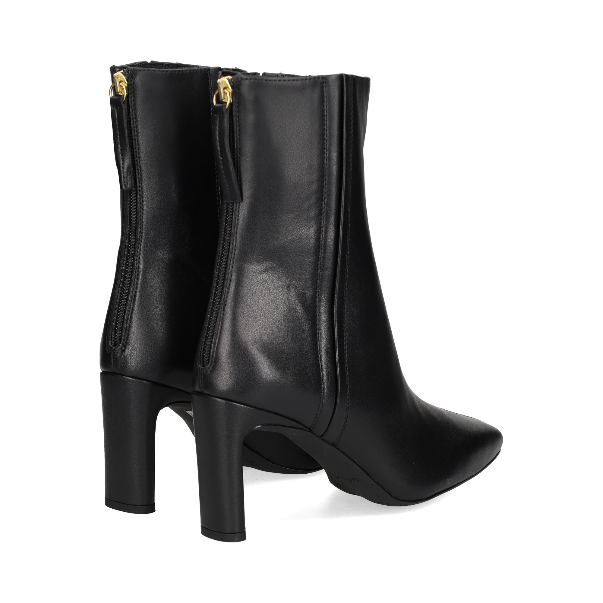 botin-costura-lado-piel-negro