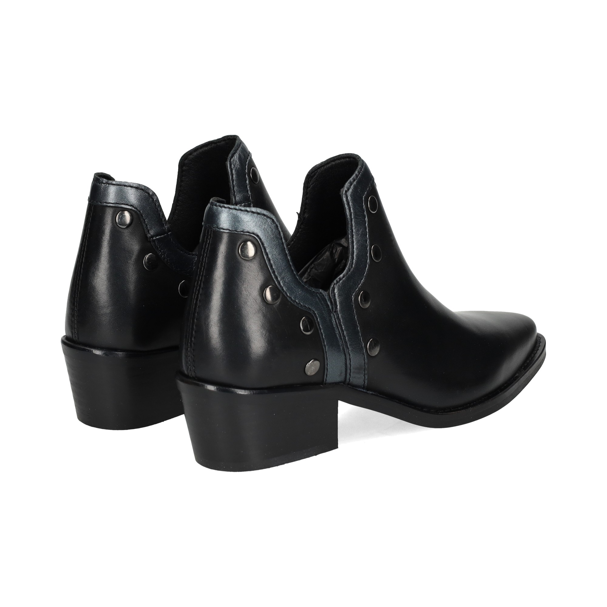 abotinado-tachas-piel-negro