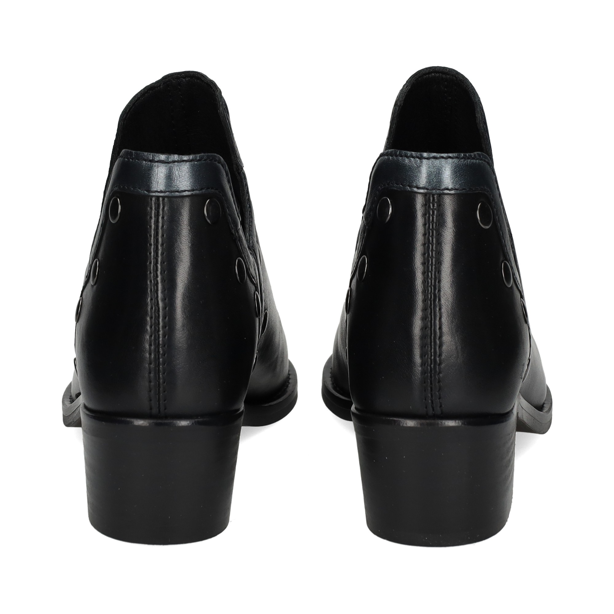 abotinado-tachas-piel-negro