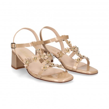 CARMELITE SANDAL WITH BEIGE PATENT LEATHER FLOWERS