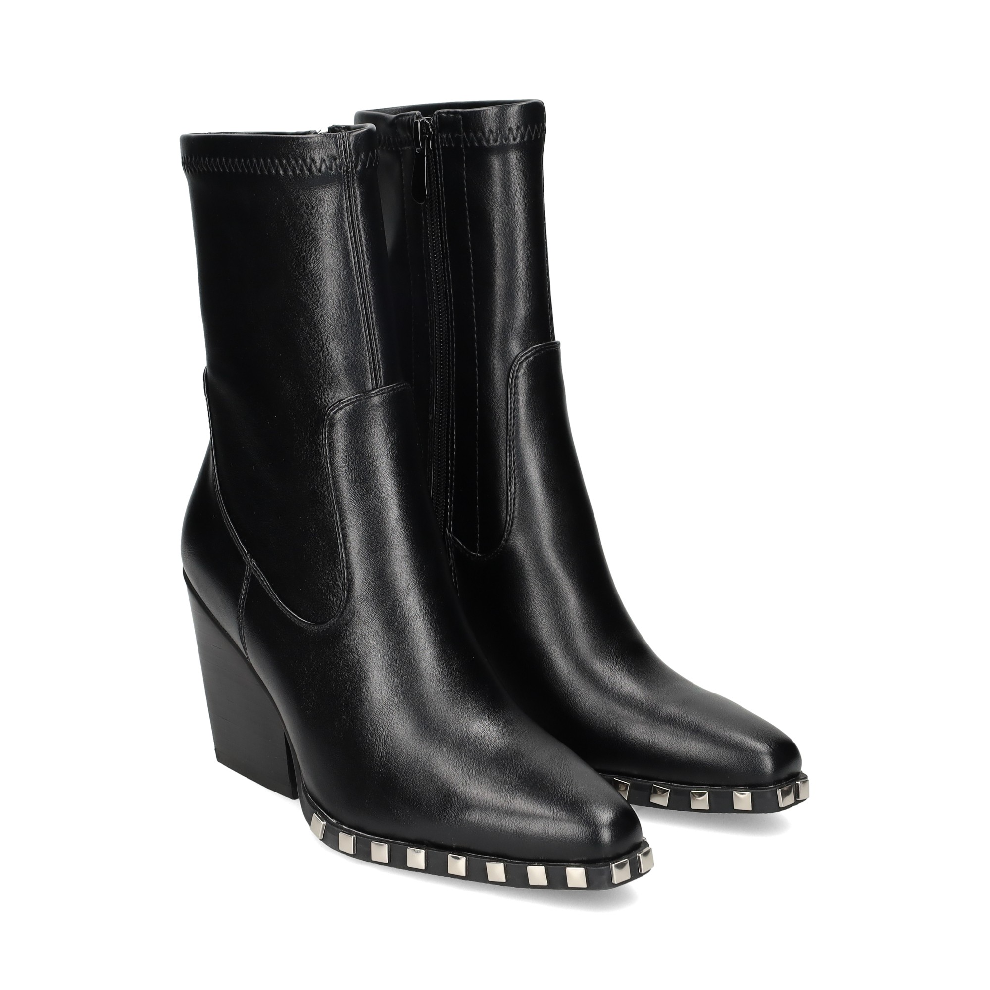 botin-tachas-negro