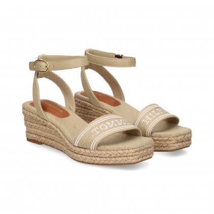 SANDALIA GILDA CON LOGO LONA BEIGE