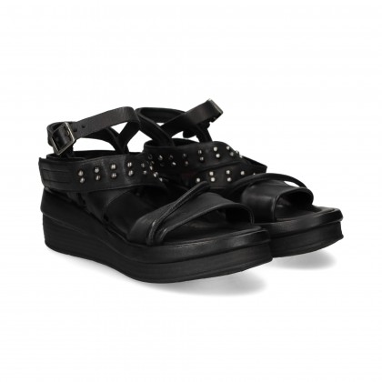 SANDALIA PULSERA+GILDA TACHAS NEGRO