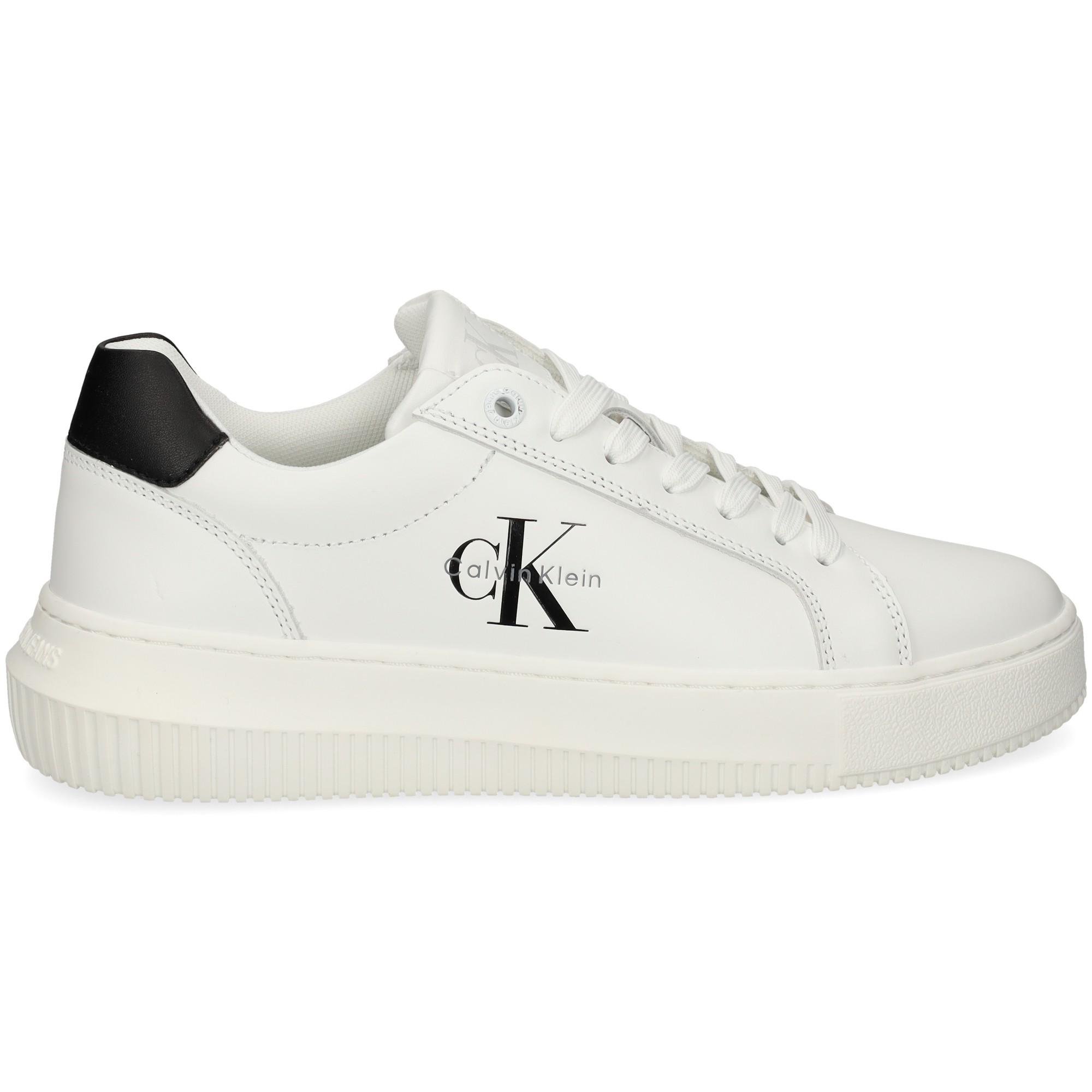 talon-negro-deportivo-piel-blanco