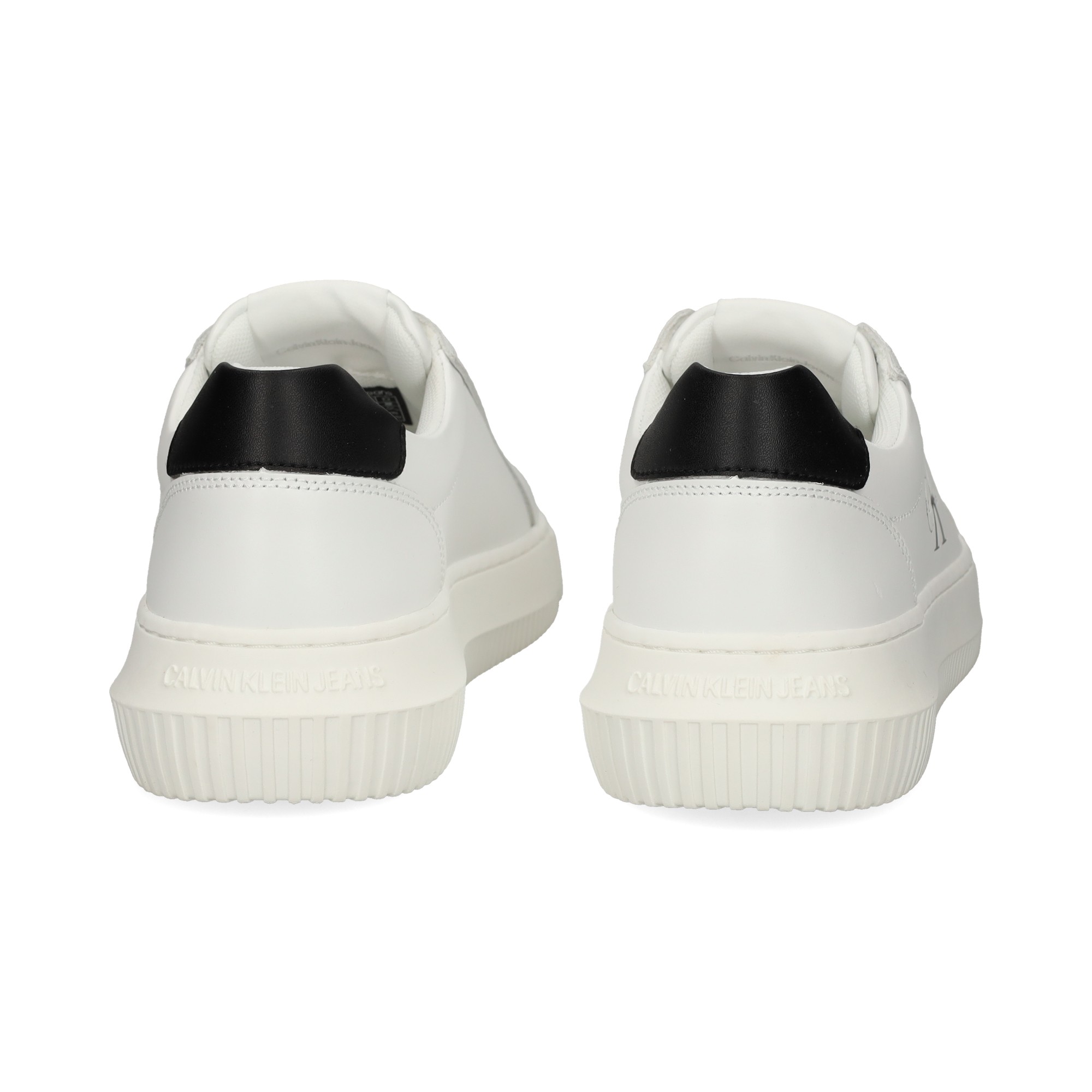 talon-negro-deportivo-piel-blanco