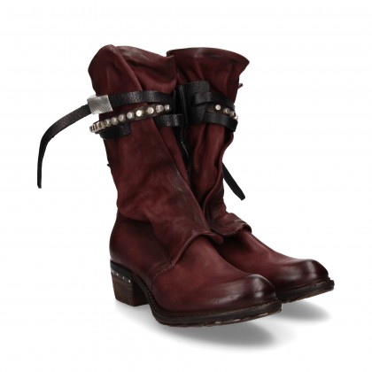 STIEFEL GEBUNDENES BORDEAUXFARBENES LEDER