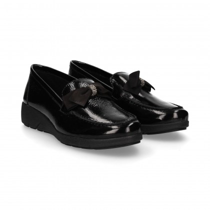 BLACK PATENT LEATHER MOCCASIN BOW