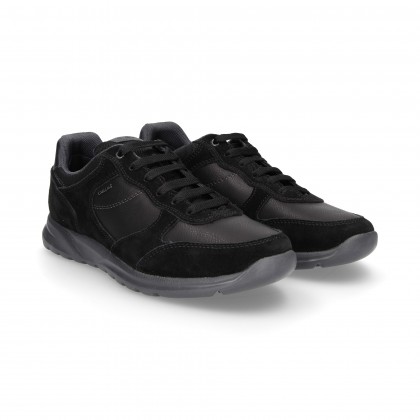 LACETS EN CUIR NOIR SPORTIF.