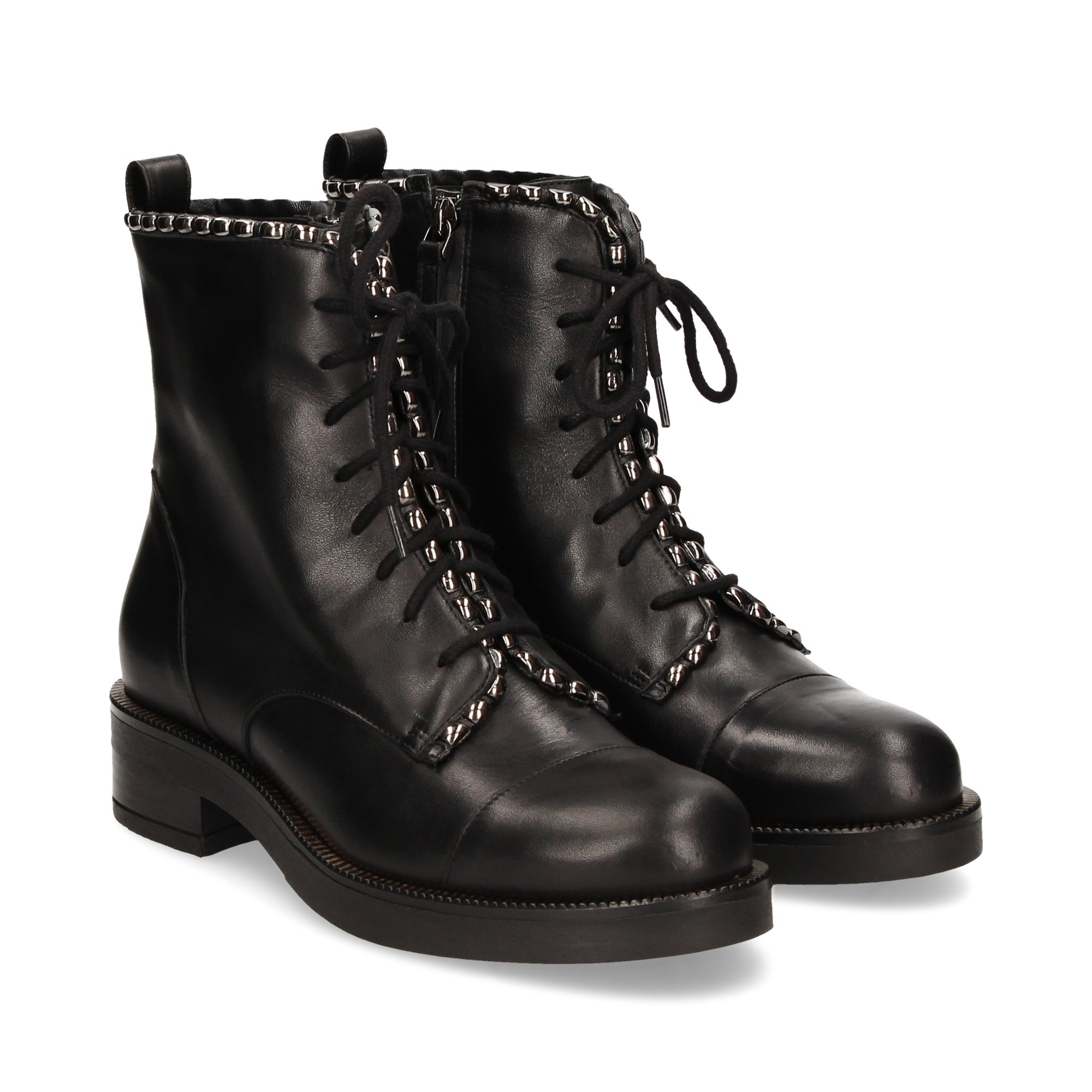 botin-ribete-metall-schwarze-haut